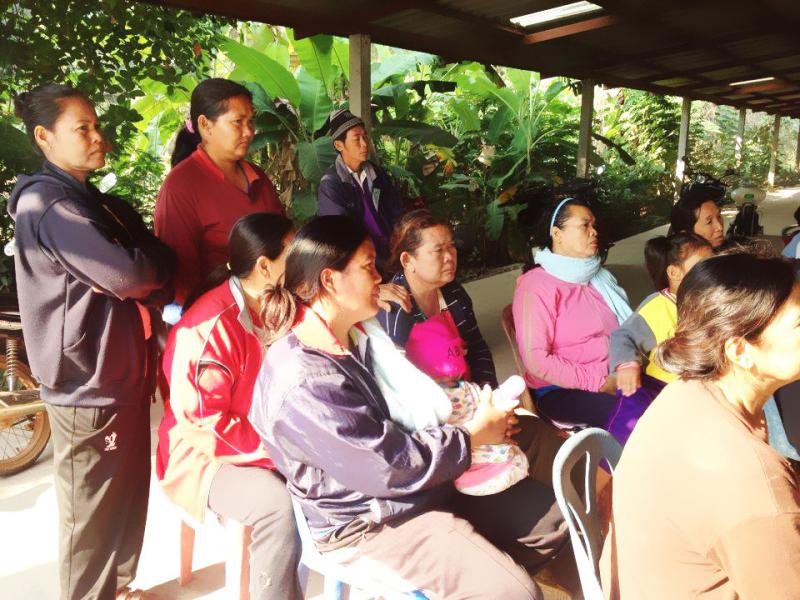 4. กิจกรรมการทำผลิตภัณฑ์น้ำยาล้างจานจากน้ำมะกรูด วันที่ 10 กุมภาพันธ์ 2559 ณ ที่ทำการวิสาหกิจชุมชน กลุ่มผู้ผลิตปุ๋ยอินทรีย์ ต.หนองหลวง อ.ลานกระบือ